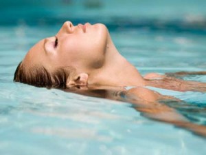 девушка в бассейне девушка в бассейне