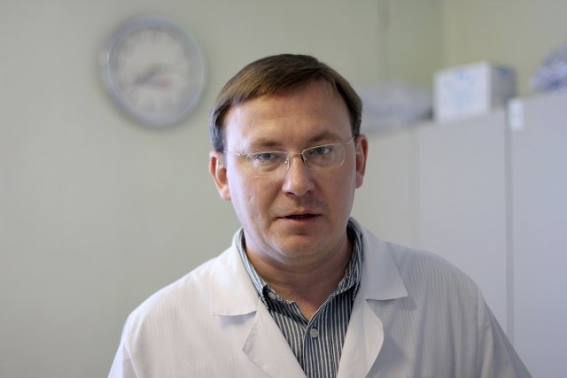 Андрей Брегадзе: «На лечение пострадавших от огня могут уйти годы» / Двое завитинцев, пострадавших во время тушения пала, сейчас находятся в ожоговом отделении Амурской областной клинической больницы. Их уже перевели из реанимации — благодаря медикам, состояние их расценивается как стабильное. Сюда, в отделение термических поражений, поступают самые тяжелые больные, иногда на их лечение требуются годы. Как работает ожоговое отделение, с какими проблемами сталкивается и как их решает, АП рассказал его заведующий, врач-хирург высшей категории, кандидат медицинских наук Андрей Анатольевич Брегадзе.