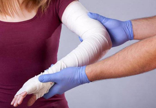 забинтованная рука