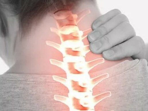 Болит шея с правой стороны сзади отдает в голову