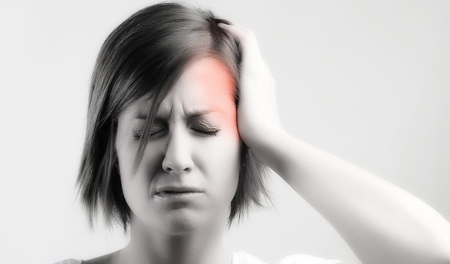 Болит голова в области левого виска и давит на глаза