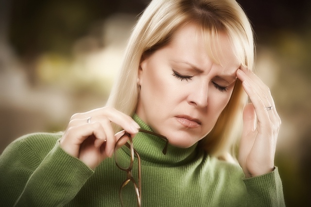 Болит голова в области левого виска и давит на глаза