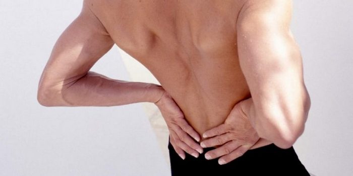 Поскольку левый орган расположен выше и не такой подвижный, как правый, боль в области левой почки возникает реже болит почка при движении