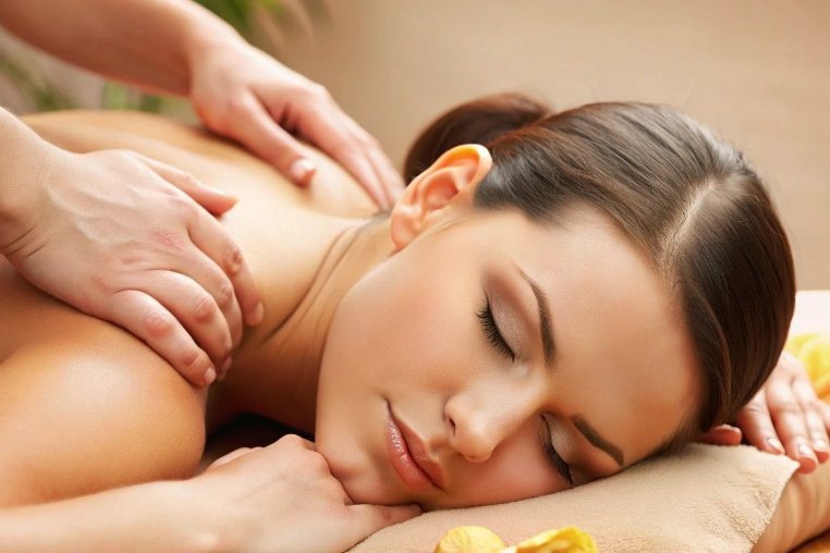 После массажа воротниковой зоны болит голова и поднялась температура