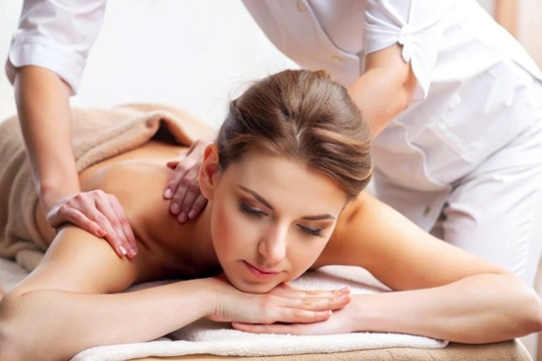 После массажа воротниковой зоны болит голова и поднялась температура