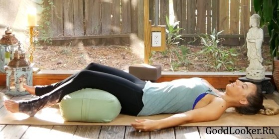 Поза лежа с подушкой