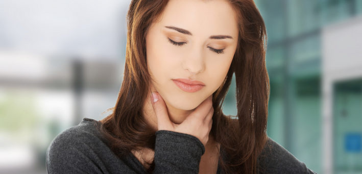 Девушка держится за горло