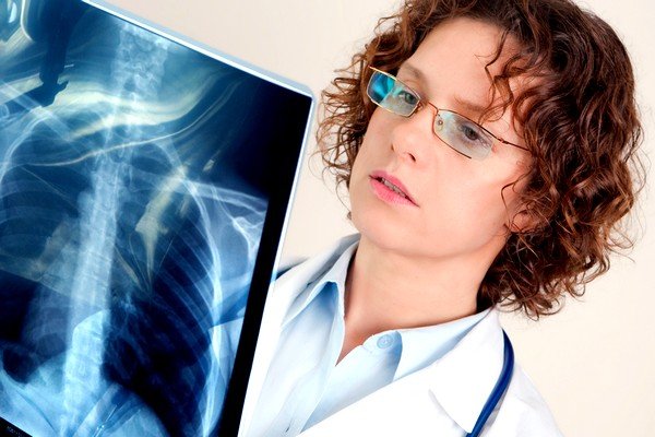 Пневмония – это болезнь, которая поражает и плевру, и легкие Пневмония – это болезнь, которая поражает и плевру, и легкие